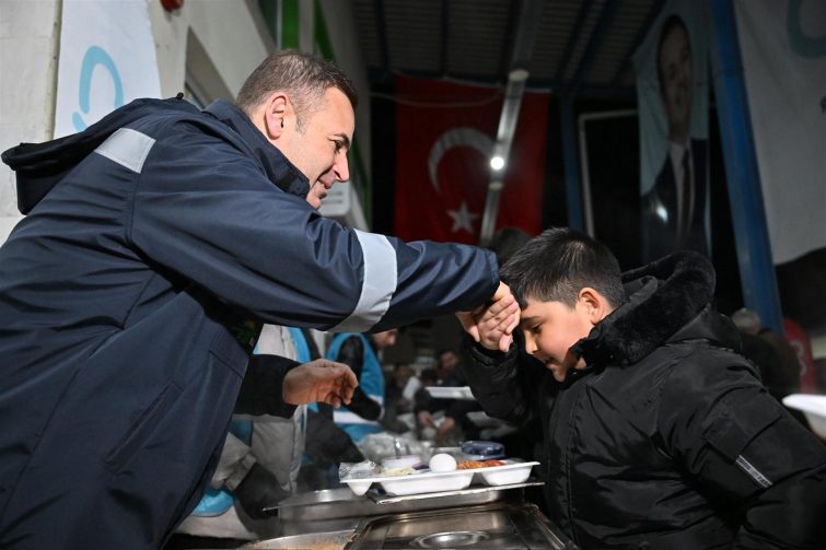 baskan_akin_sahurunu_hal_esnafiyla_birlikte_yapti_11-755x503 Başkan Akın, sahurunu hal esnafıyla birlikte yaptı