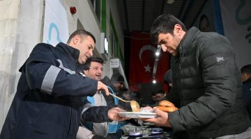 Başkan Akın, sahurunu hal esnafıyla birlikte yaptı