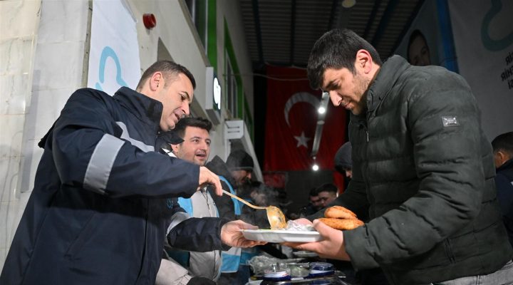 Başkan Akın, sahurunu hal esnafıyla birlikte yaptı