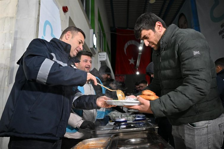baskan_akin_sahurunu_hal_esnafiyla_birlikte_yapti_13-755x503 Başkan Akın, sahurunu hal esnafıyla birlikte yaptı