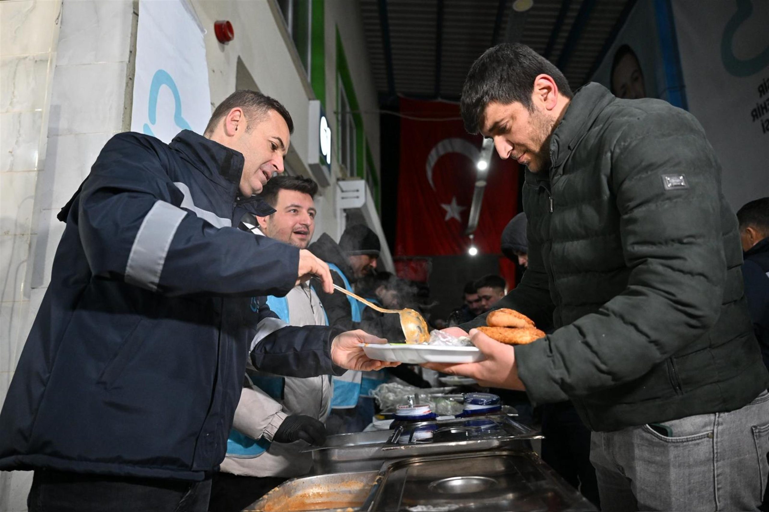 Başkan Akın, sahurunu hal esnafıyla birlikte yaptı
