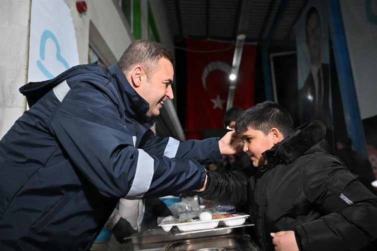 baskan_akin_sahurunu_hal_esnafiyla_birlikte_yapti_4-755x503 Başkan Akın, sahurunu hal esnafıyla birlikte yaptı