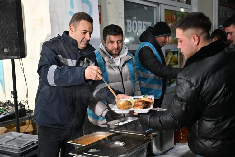 baskan_akin_sahurunu_hal_esnafiyla_birlikte_yapti_5-755x503 Başkan Akın, sahurunu hal esnafıyla birlikte yaptı