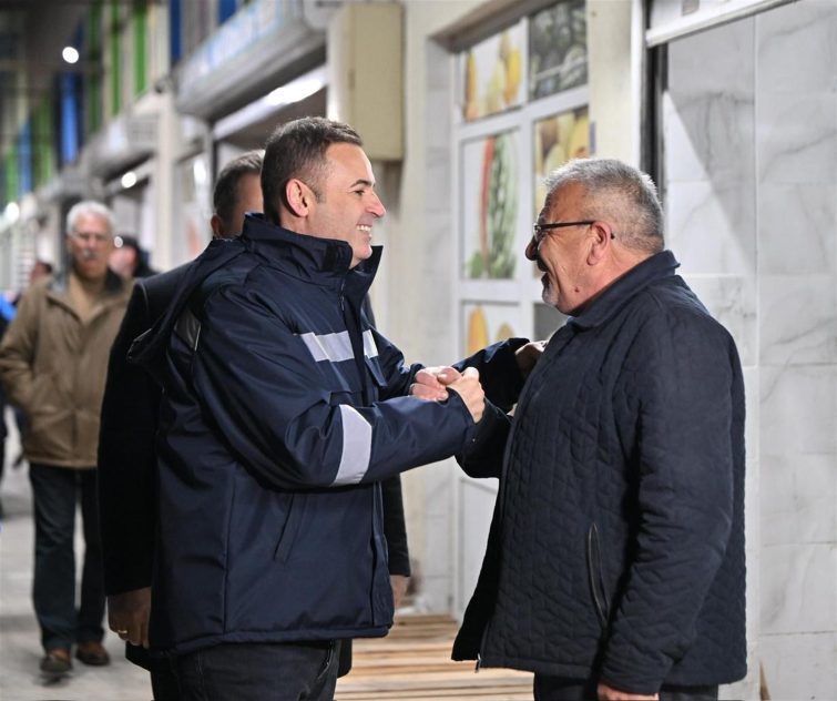 baskan_akin_sahurunu_hal_esnafiyla_birlikte_yapti_9-755x632 Başkan Akın, sahurunu hal esnafıyla birlikte yaptı