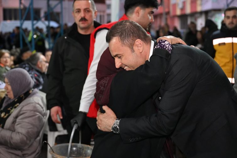 buyuksehirin_bereket_sofrasi_edremitte_kuruldu_1-755x503 Büyükşehir’in bereket sofrası Edremit’te kuruldu