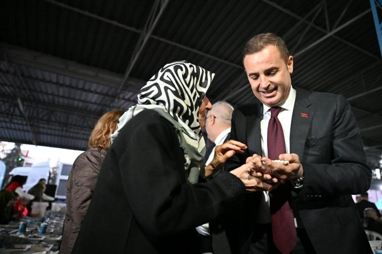 buyuksehirin_bereket_sofrasi_edremitte_kuruldu_4-755x503 Büyükşehir’in bereket sofrası Edremit’te kuruldu