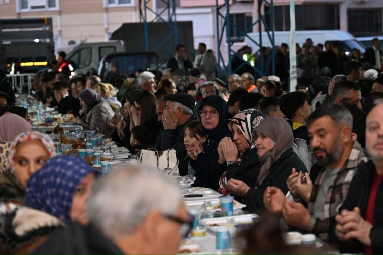 buyuksehirin_bereket_sofrasi_edremitte_kuruldu_7-755x503 Büyükşehir’in bereket sofrası Edremit’te kuruldu