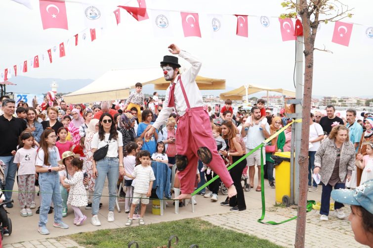 3-755x503 BURHANİYE’DE 23 NİSAN RUHUNA YAKIŞIR KUTLAMA