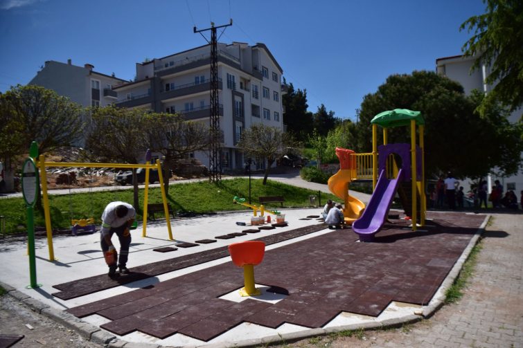 1-4-755x503 ALTIEYLÜL’DE PARK VE YEŞİL ALANLAR YAZA HAZIRLANIYOR