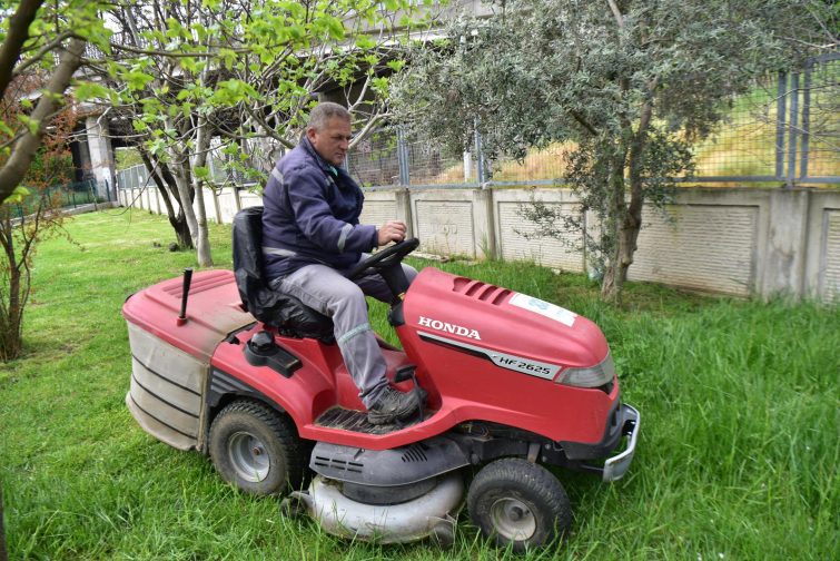 1-7-755x504 ALTIEYLÜL’DE PARK VE YEŞİL ALANLAR YAZA HAZIRLANIYOR