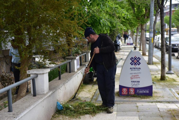 1-8-755x504 ALTIEYLÜL’DE PARK VE YEŞİL ALANLAR YAZA HAZIRLANIYOR