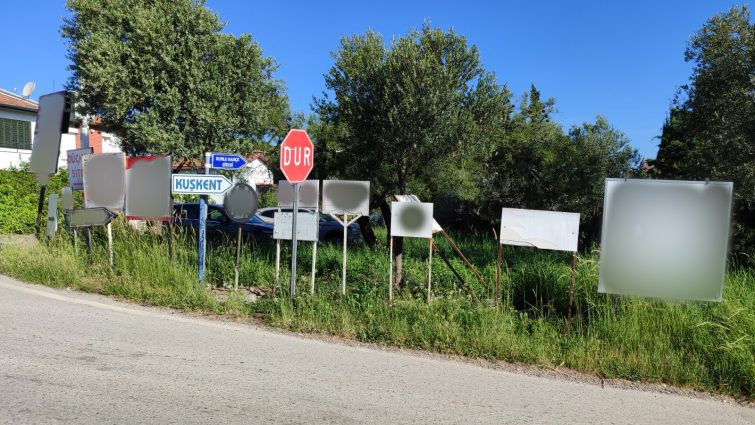 03-755x425 Görüntü Kirliliği Yaratan Tabela ve Reklam Panolarına İzin Yok!