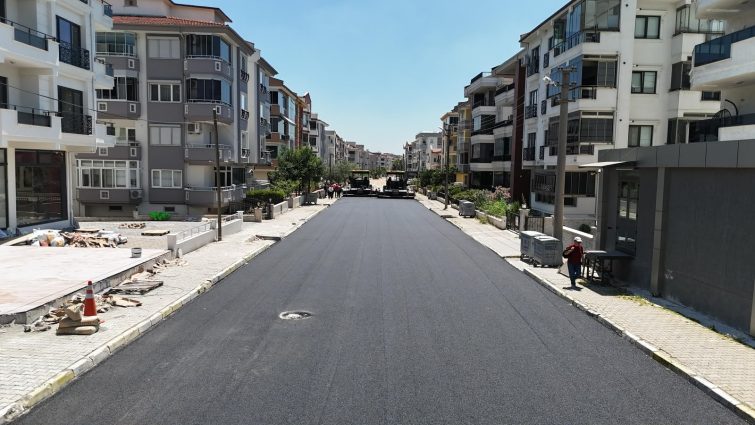 1-2-1-755x425 ALTIEYLÜL’DE ASFALT MESAİSİ ARALIKSIZ SÜRÜYOR