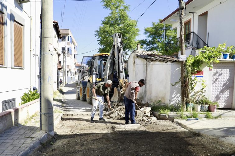 5-1-755x502 BURHANİYE'DE YOL ÇALIŞMALARI TÜM HIZIYLA DEVAM EDİYOR