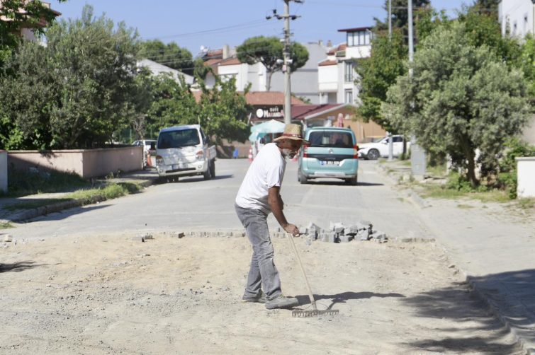 9-1-755x502 BURHANİYE'DE YOL ÇALIŞMALARI TÜM HIZIYLA DEVAM EDİYOR