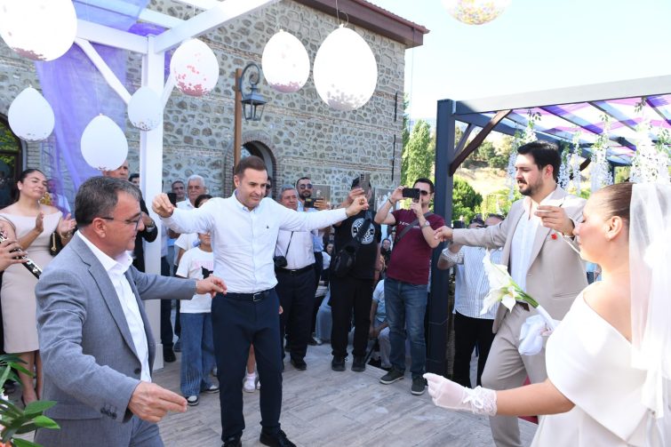 1-12-755x503 AÇIK HAVA NİKAH SALONU ALTIEYLÜL’E ÇOK YAKIŞTI