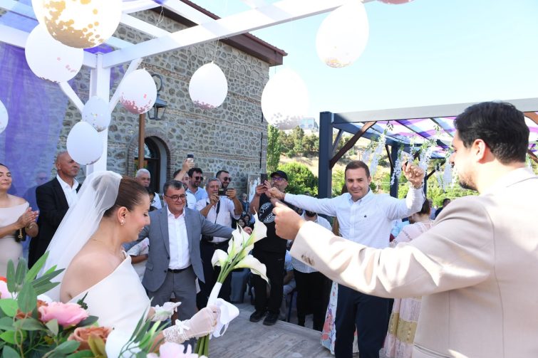 1-13-755x503 AÇIK HAVA NİKAH SALONU ALTIEYLÜL’E ÇOK YAKIŞTI