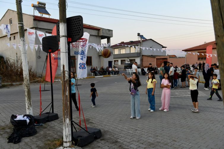 1-2-755x503 ALTIEYLÜL’DE YAZ COŞKUSUNUN İKİNCİ DURAĞI YAKUPKÖY OLDU