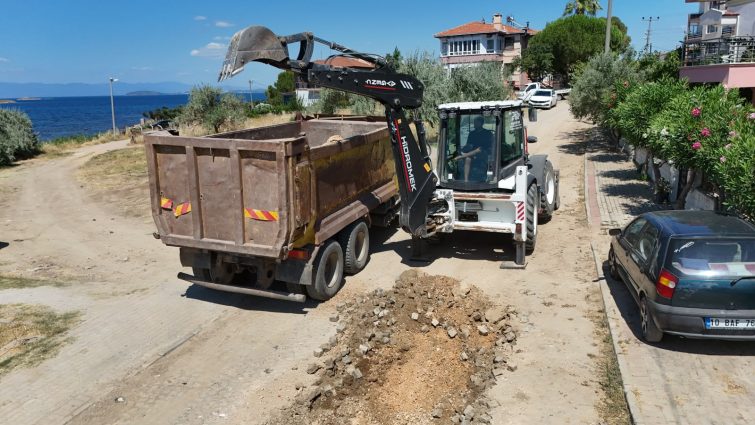1-3-755x425 AYVALIK'TA YOL VE KALDIRIM SEFERBERLİĞİ SÜRÜYOR