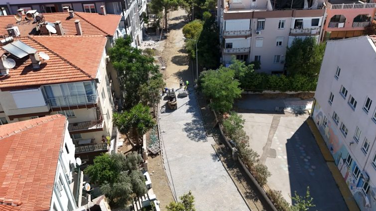 1-4-755x425 AYVALIK'TA YOL VE KALDIRIM SEFERBERLİĞİ SÜRÜYOR