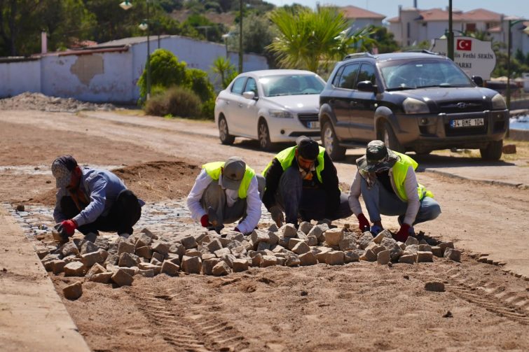 1-5-755x503 AYVALIK'TA YOL VE KALDIRIM SEFERBERLİĞİ SÜRÜYOR