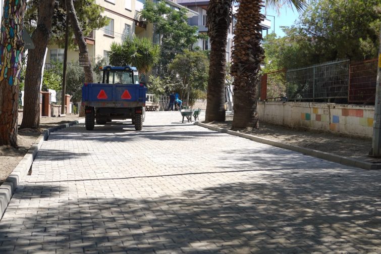 1-7-755x503 AYVALIK'TA YOL VE KALDIRIM SEFERBERLİĞİ SÜRÜYOR