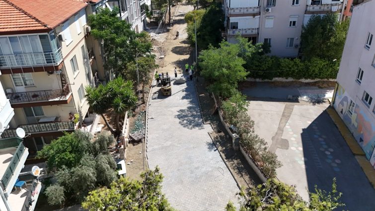 1-9-755x425 AYVALIK'TA YOL VE KALDIRIM SEFERBERLİĞİ SÜRÜYOR