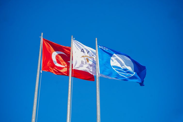 Belediye-plajlarinda-gondere-Mavi-Bayraklari-cekildi…-755x503 Ayvalık Belediyesi plajlarında Mavi Bayraklar göndere çekildi