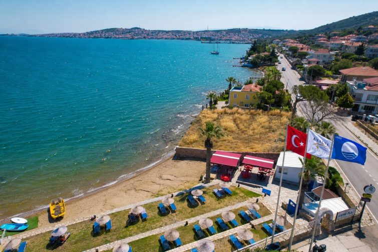 Camlik-Kapri-Plaji-755x503 Ayvalık Belediyesi plajlarında Mavi Bayraklar göndere çekildi