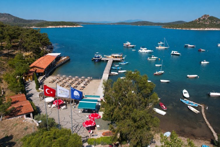 Camlik-Pasa-Limani-Plaji-755x503 Ayvalık Belediyesi plajlarında Mavi Bayraklar göndere çekildi