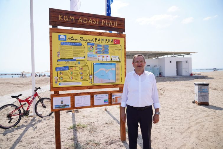 Mavi-Bayrakli-Kum-Ada-Plaji-755x503 Ayvalık Belediyesi plajlarında Mavi Bayraklar göndere çekildi