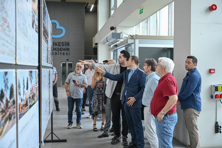 cumhuriyet_meydani_sosyal_merkezi_proje_yarismasinda_oduller_sahiplerini_buldu_3-755x503 Akın, "Balıkesir’imizi Değiştiriyor, Dönüştürüyor ve Güzelleştiriyoruz"