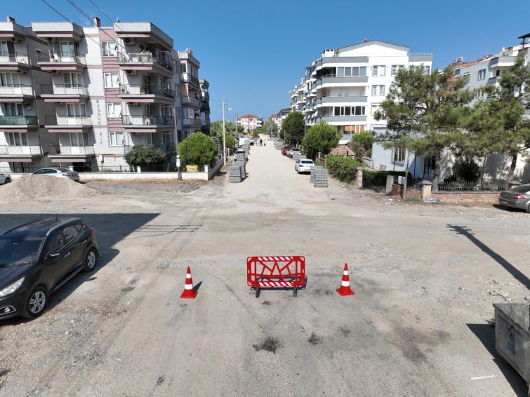 photo_2026-07-22_14-39-32-755x566 EDREMİT'TE YOL SEFERBERLİĞİ SÜRÜYOR