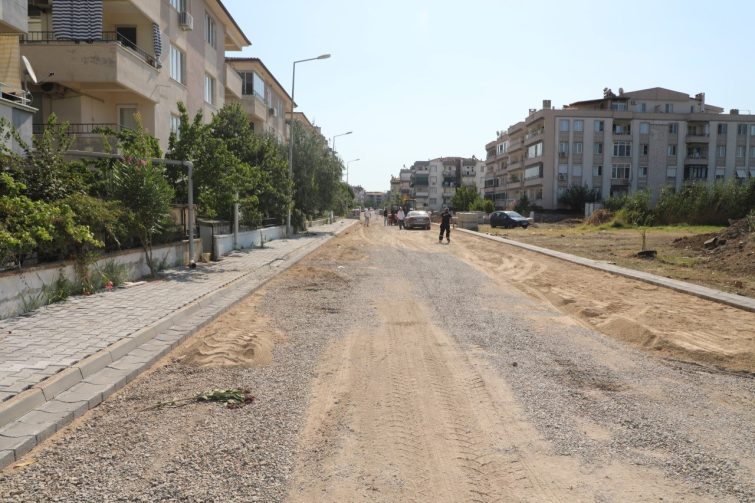 photo_2026-07-22_14-39-44-755x503 EDREMİT'TE YOL SEFERBERLİĞİ SÜRÜYOR