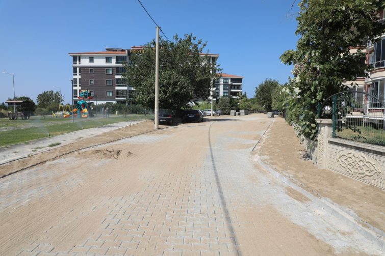 photo_2026-07-22_14-40-33-755x503 EDREMİT'TE YOL SEFERBERLİĞİ SÜRÜYOR
