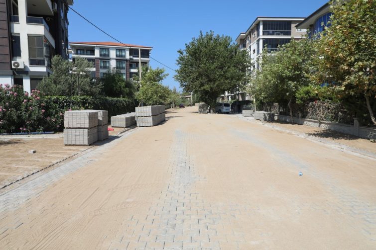 photo_2026-07-22_14-40-41-755x503 EDREMİT'TE YOL SEFERBERLİĞİ SÜRÜYOR