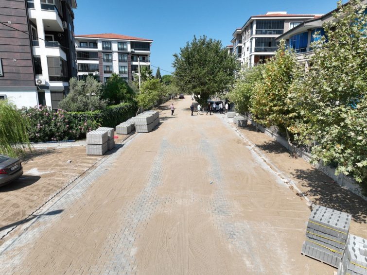 photo_2026-07-22_14-40-54-755x566 EDREMİT'TE YOL SEFERBERLİĞİ SÜRÜYOR