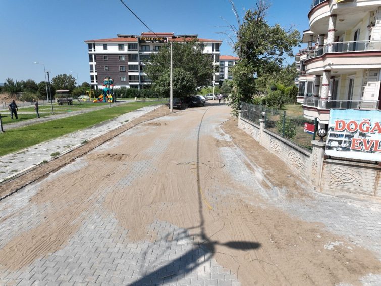 photo_2026-07-22_14-40-56-755x566 EDREMİT'TE YOL SEFERBERLİĞİ SÜRÜYOR