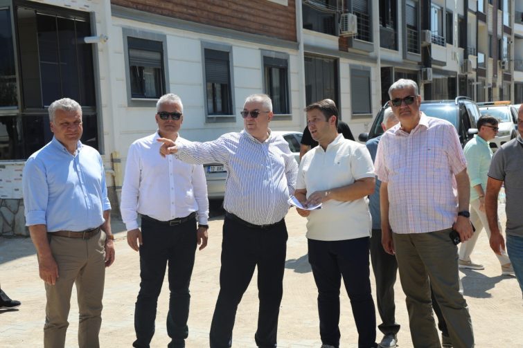 photo_2026-07-22_14-42-06-755x503 EDREMİT'TE YOL SEFERBERLİĞİ SÜRÜYOR