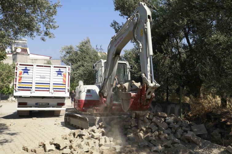 cd47a638-ebe6-4121-a3a8-7354ee1bb275-755x503 BURHANİYE’DE YOL YAPIM VE ONARIM ÇALIŞMALARI KESİNTİSİZ SÜRÜYOR