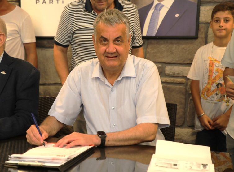 photo_2026-08-10_17-43-51-755x556 -	Edremit Belediye Başkanı Mehmet Ertaş ve 19 Meclis Üyesi Yeni Parti’ye katılmak için başvuru yaptı