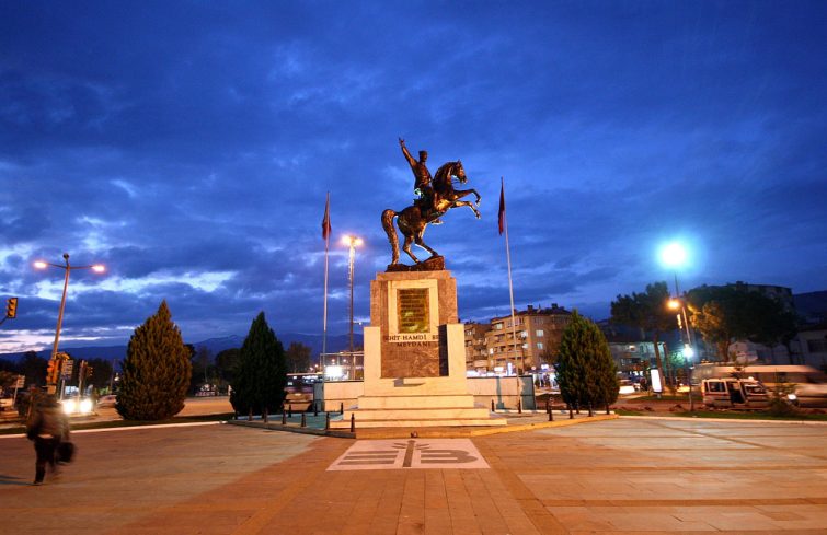 Edremit-Sehit-Hamdibey-Meydani-755x489 Edremit’in Kurtuluşunun 104. yılı coşkuyla kutlanacak