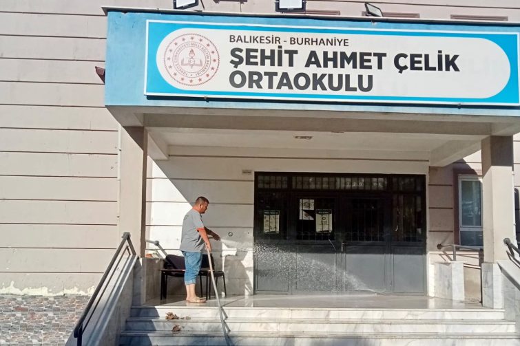 okullartemizlendi-burhaniyebld-10-755x503 BURHANİYE BELEDİYESİ, OKULLARI YENİ EĞİTİM YILINA HAZIRLADI