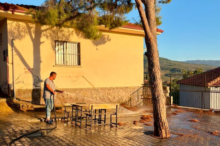 okullartemizlendi-burhaniyebld-2-755x503 BURHANİYE BELEDİYESİ, OKULLARI YENİ EĞİTİM YILINA HAZIRLADI