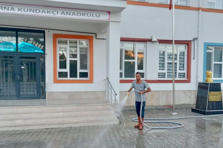 okullartemizlendi-burhaniyebld-3-755x503 BURHANİYE BELEDİYESİ, OKULLARI YENİ EĞİTİM YILINA HAZIRLADI