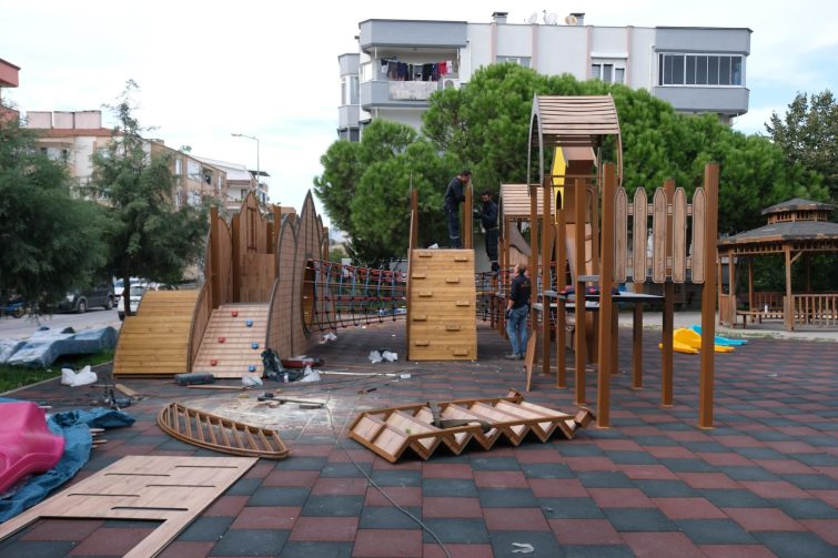 1-10-755x503 ALTIEYLÜL’DE PARKLAR BAŞTAN AŞAĞIYA YENİLENDİ