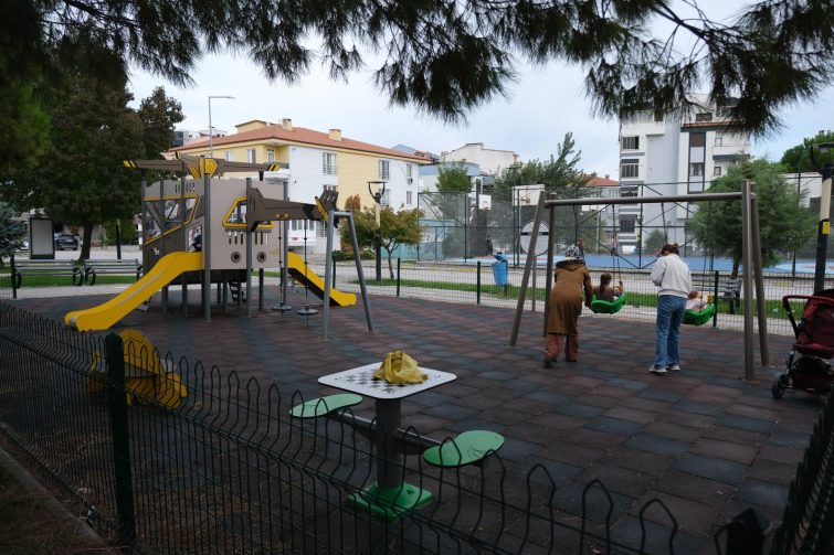1-4-755x503 ALTIEYLÜL’DE PARKLAR BAŞTAN AŞAĞIYA YENİLENDİ